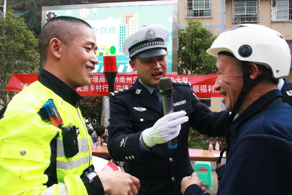 贵州长顺：赴春日之约，守护“一老一小”安全出行