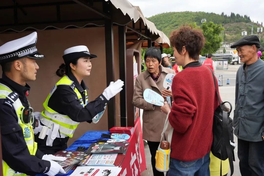 老人着急地说：“我与大伙儿走散了，没有手机，找不着人，这可怎么办...”