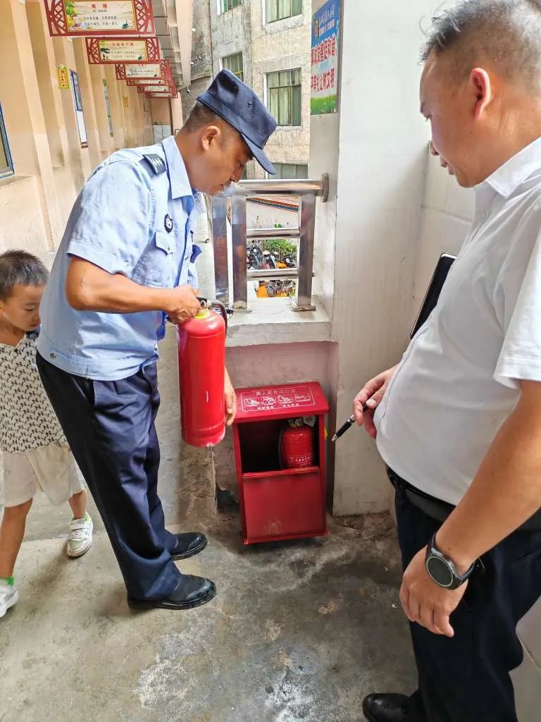 开学在即，安全先行!惠水公安开展开学前校园安全检查