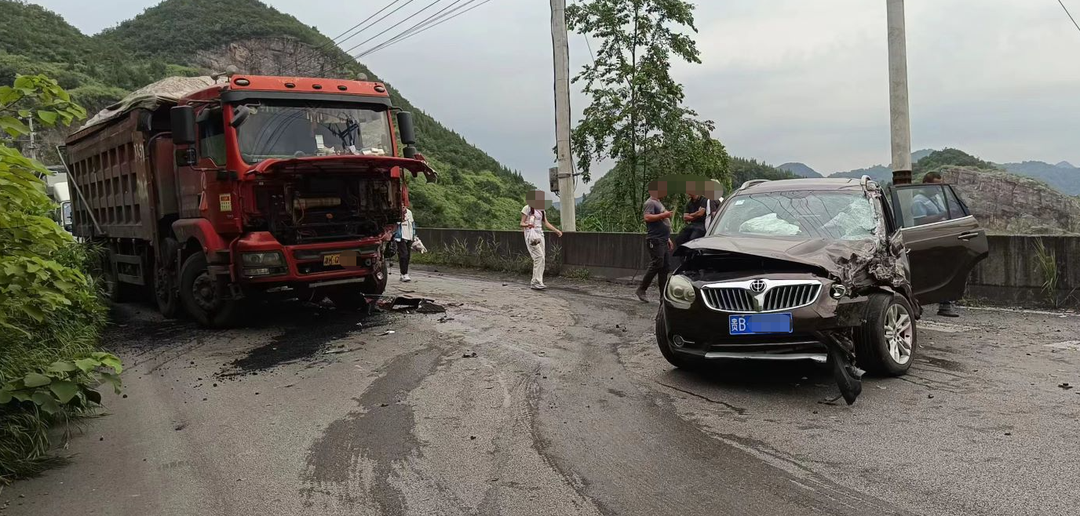 强行超车很危险，生死就在一瞬间