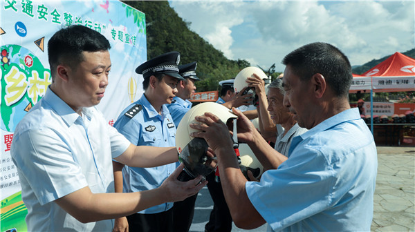 黔西南州公安交警“夏季交通安全整治行动”宣传活动走进兴仁